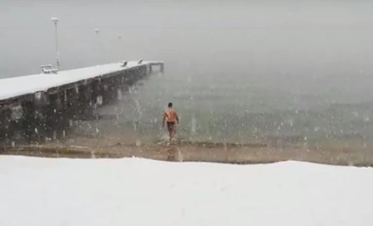 Ατρόμητος κολυμβητής στη Χαλκιδική πήγε για μπάνιο ενώ χιόνιζε (βίντεο)